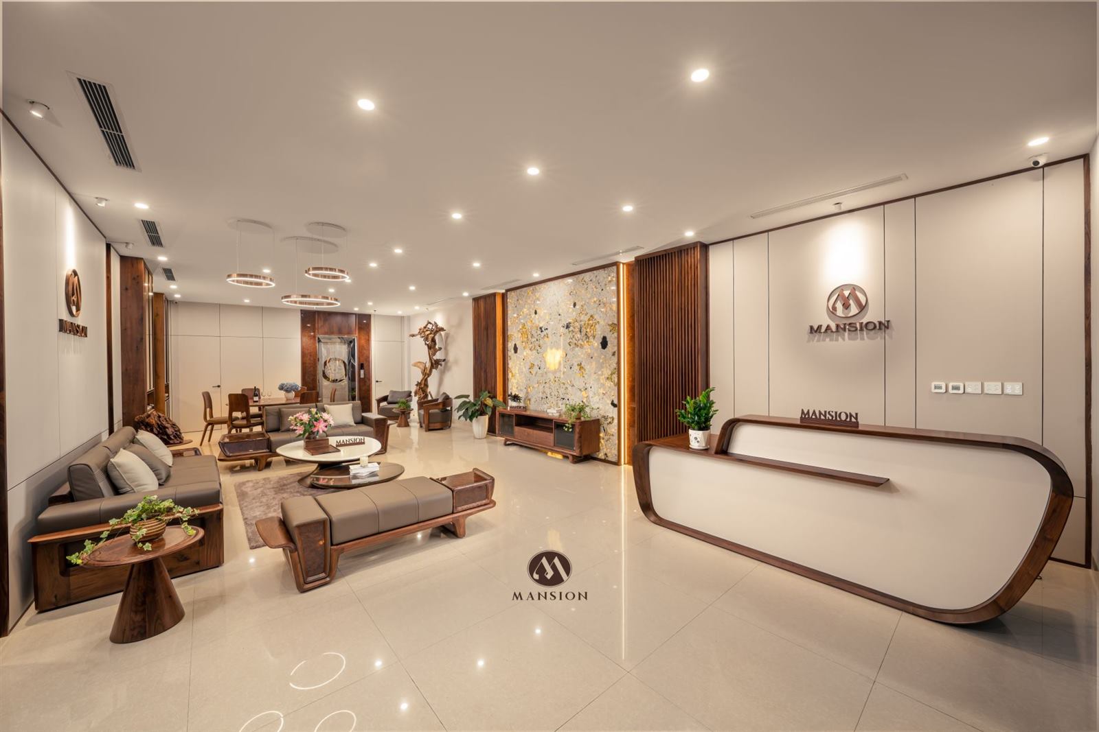 Dự án: Hình ảnh thực tế showroom nội thất gỗ óc chó Mansion