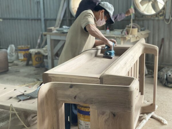 Thi công phòng thờ gỗ óc chó